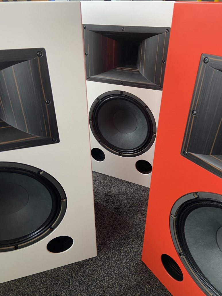 monitor eins in orange und weiß
